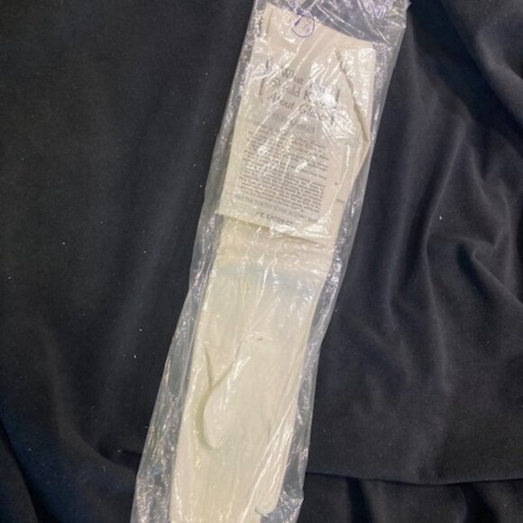 Vintage Doeskin gloves. Made in Italy. Never worn. White. 15 Inch. Size 7.5 - Picture 5 of 5